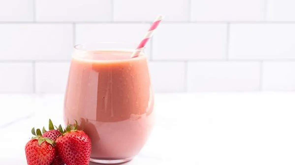 Orzeźwiający koktajl truskawki, który zrobisz w kilka minut