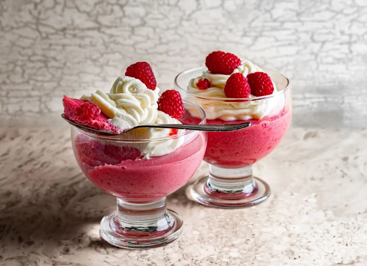 Jak zrobić mus malinowy do ciasta - prosty przepis krok po kroku