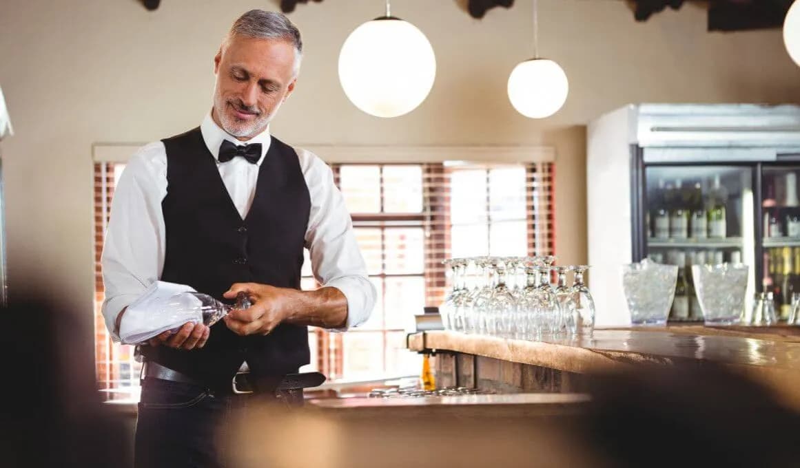 Ile kosztuje barman na wesele? Zobacz, co wpływa na ceny usług