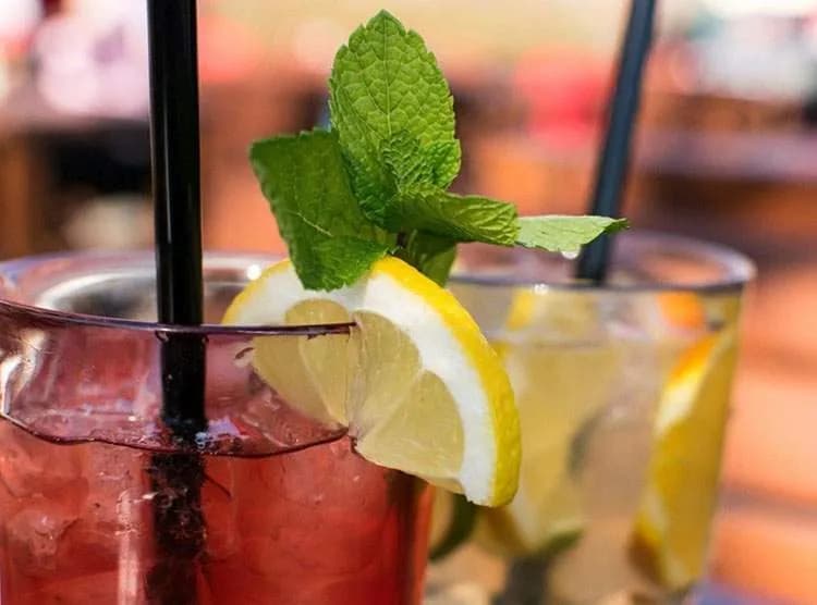 Pyszne drinki z wiśniówką, które zachwycą Twoich gości na każdą okazję