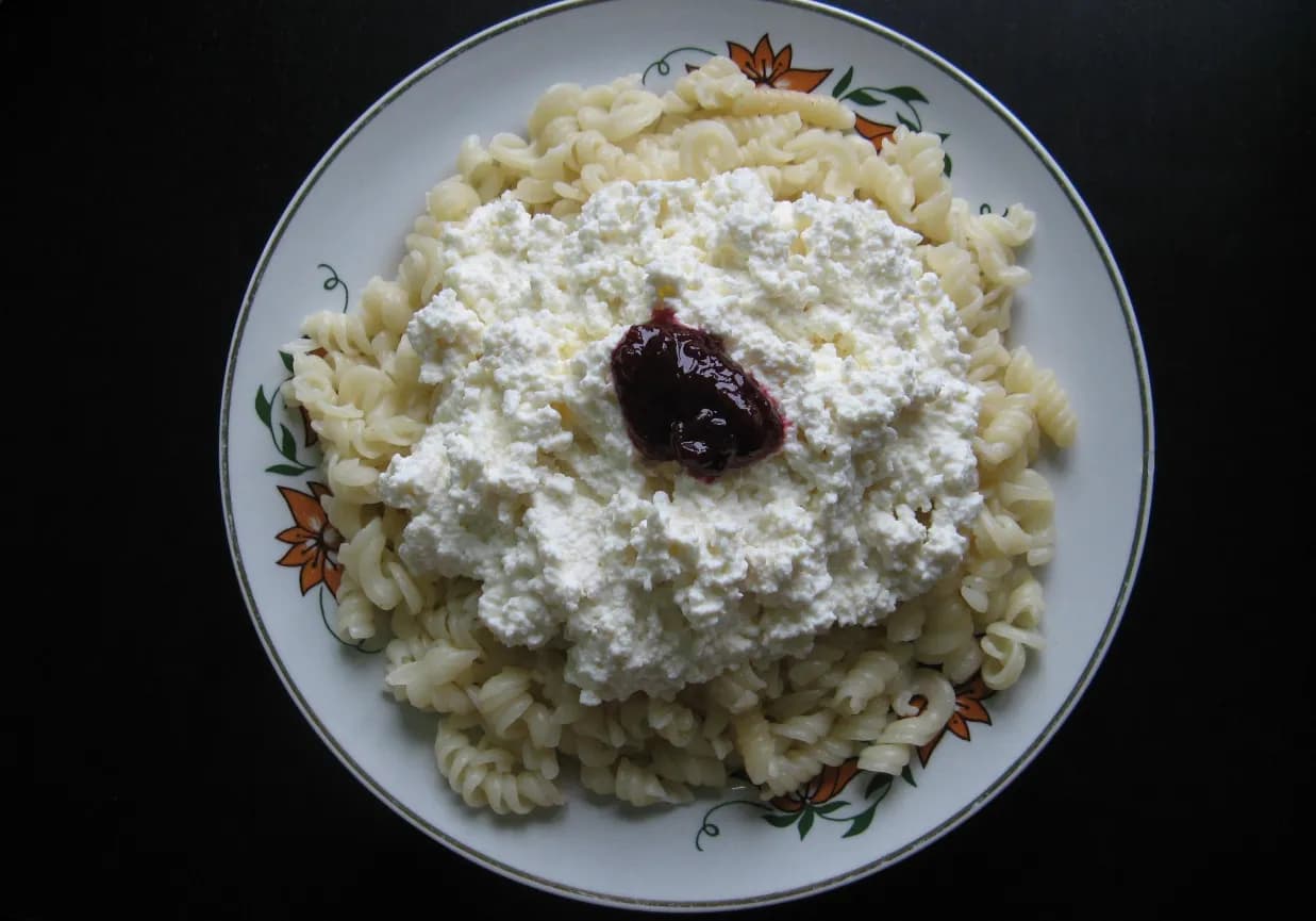 Jak zrobić makaron z serem na słodko - szybki przepis na smak dzieciństwa