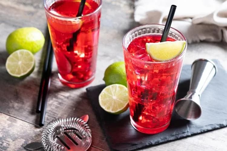 Najlepsze przepisy na drinki z ouzo, które zaskoczą Twoich gości