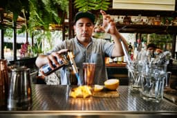 Ile zarabia barman w Turcji? Zaskakujące fakty o wynagrodzeniach