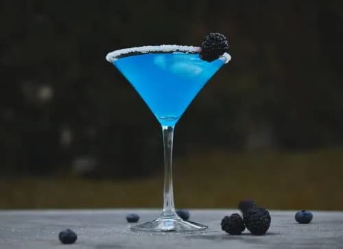 Najlepsze drinki z Blue Curacao, które zaskoczą Twoich gości