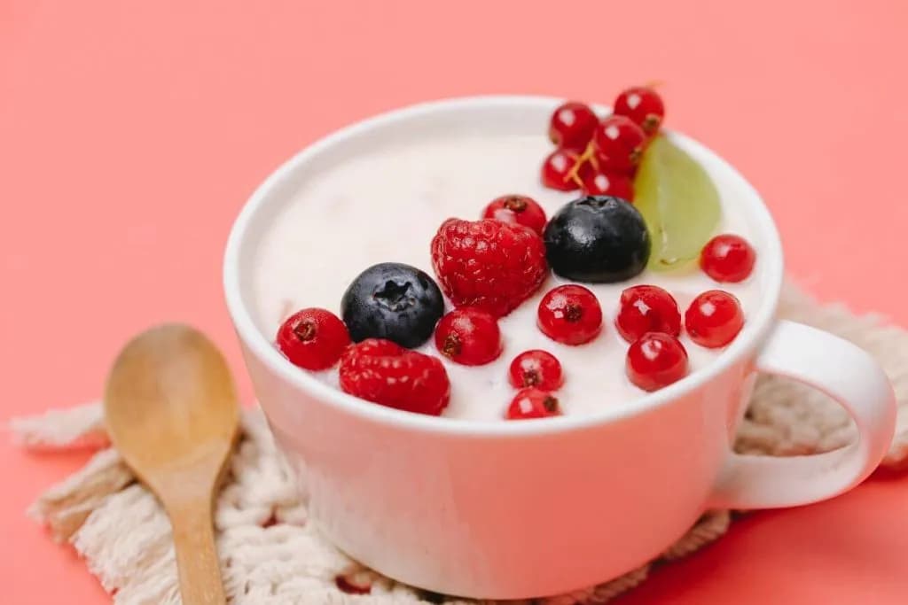 Czy skyr owocowy jest zdrowy? Sprawdź, co musisz wiedzieć o jego składzie