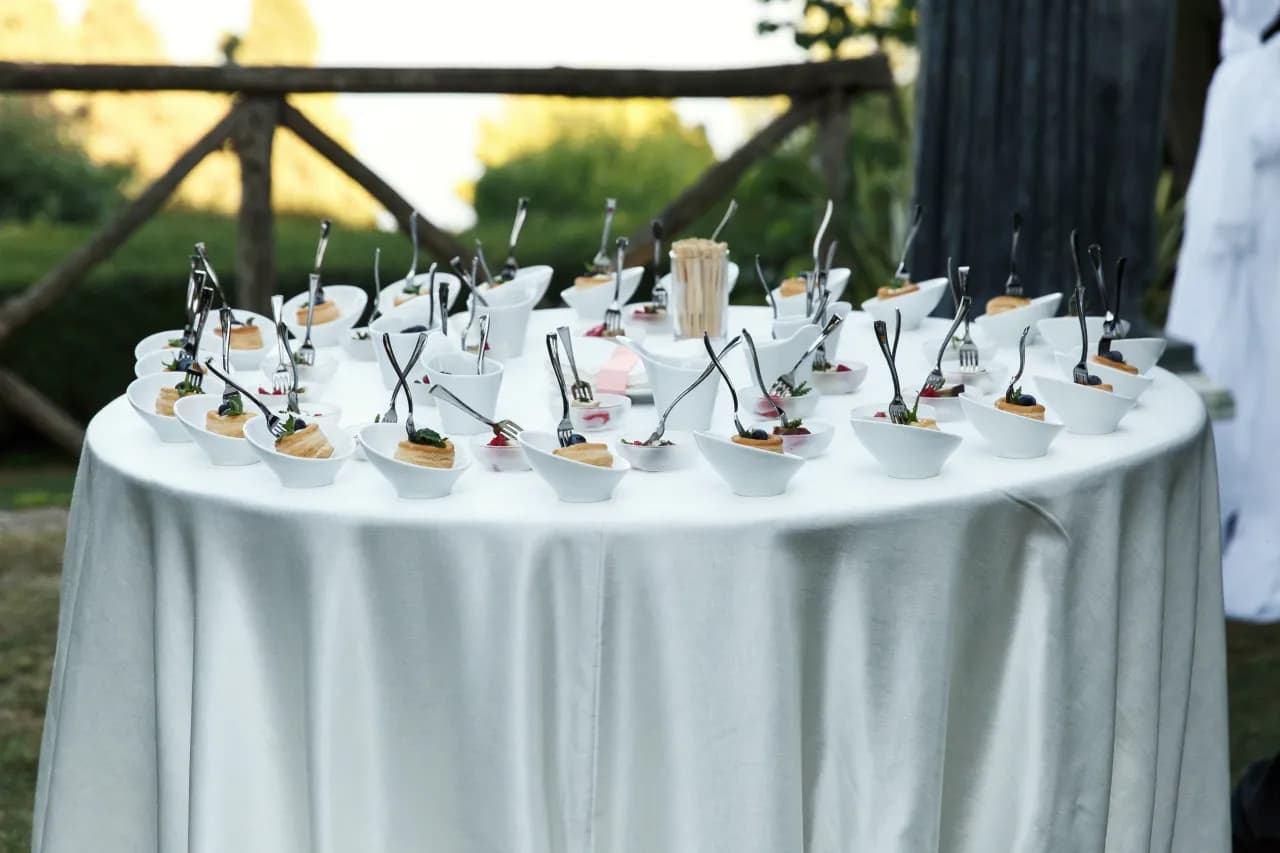 Jak rozłożyć stół cateringowy w 5 prostych krokach bez błędów