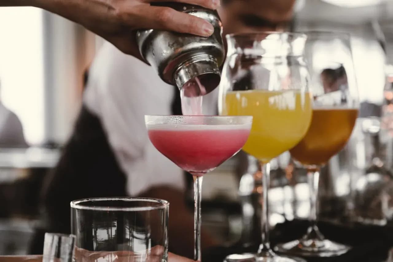 Ile zarabia barman w Niemczech? Zaskakujące fakty o wynagrodzeniu