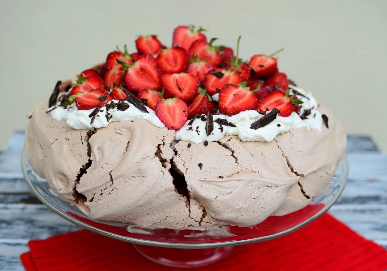 Jak upiec bezę do malinowej chmurki, aby była idealnie chrupiąca